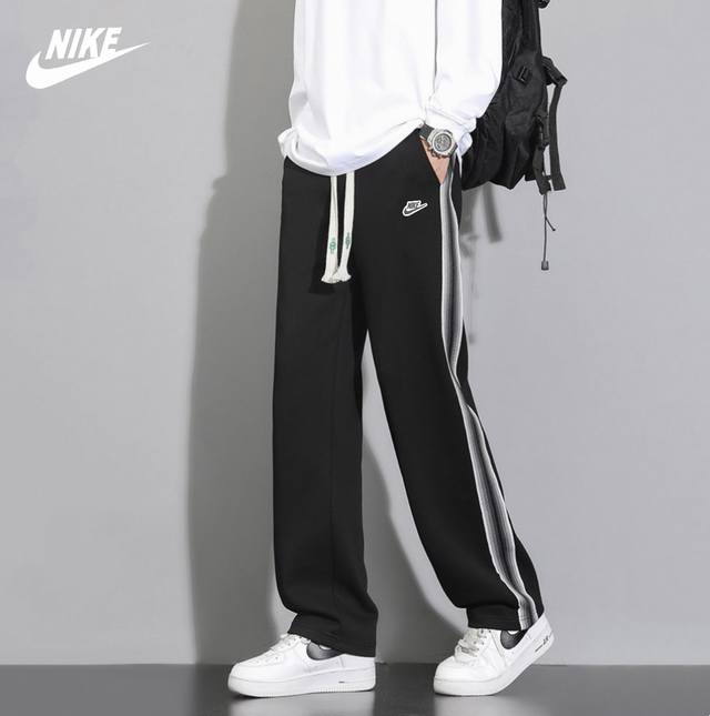 上新 NIKE耐克 24秋季新款拼色品质宽松运动休闲潮裤 ◆采用全新面料 上身凉爽不沾身 腰部为松紧带设计 大小可调 松紧自如 裤脚部直筒设计 更加休闲随意 大