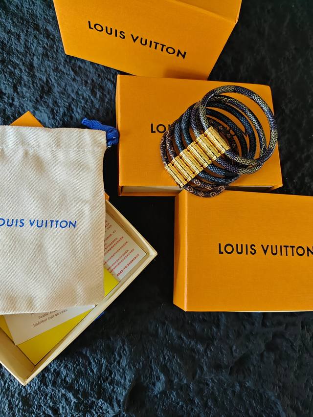 LOUIS VUITTON LV磁吸扣皮手环皮绳 男女同款情侣款 皮绳+金色扣子的搭配 简约又档次 款式干练简单 复古时髦感一涌而出 喜欢的不要错过 送礼纠结送