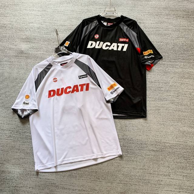 来的有点晚哦，今年超超热门的款式~Supreme x DUCATI杜卡迪联名款短袖球衣！！ SUPREME X DUCATI SS24联名T恤恰似一阵不羁的风，