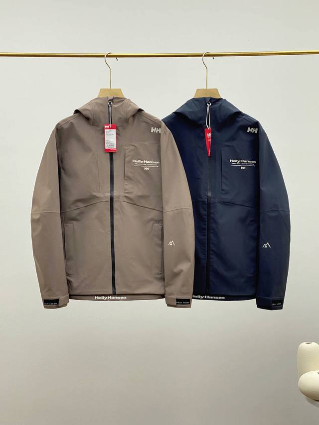 HELLY HANSEN HH男女户外硬壳冲锋衣徒步登山服 标志性的高仿水透湿科技夹克在恶劣高山环境中久经考验。执着使我们不断进步，HH与时尚紧密合作，开发出了