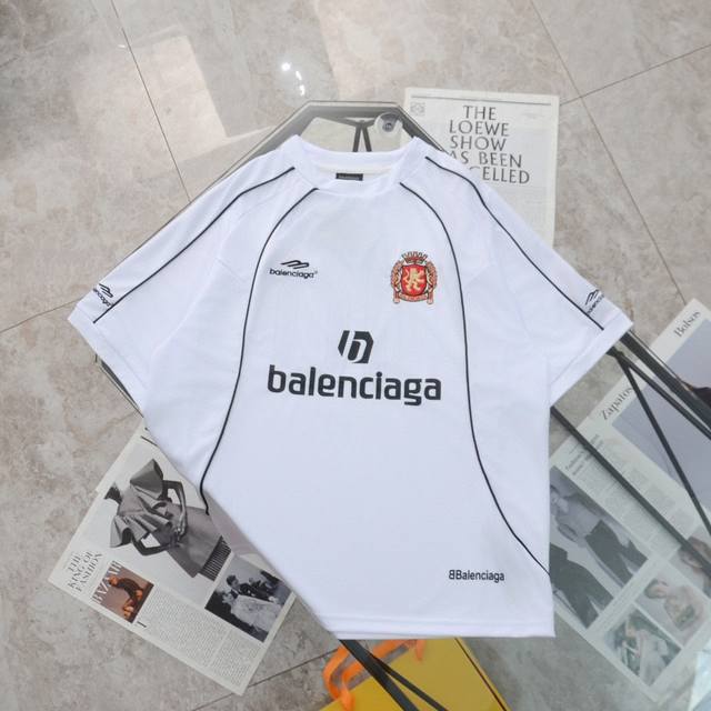 上新 纯原臻品 顶级复刻 不下架 - Balenciaga 巴黎世家新款曼联足球刺绣印花短袖T恤球衣 - 颜色：黑色 白色 - 购入原版开模打造，全套定制辅料，