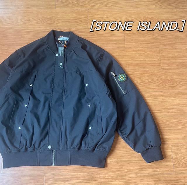 上新上新 Stone Island 石头岛经典袖标勋章飞行员机能棒球服外套，经典百搭永不过时系列，绝佳秋季出行穿搭必备百搭单品 面料采用高品质防风防水优质冲锋衣