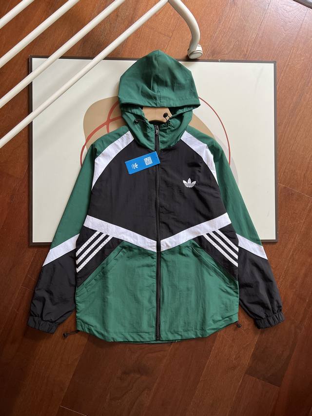 报单款号08251。 掌柜自留，Adidas 阿迪达斯男女情侣款 秋季运动防风夹克外套。立秋了，早晚凉的天气，是时候给自己添新衣啦，真心推荐这款夹克外套，宽松的