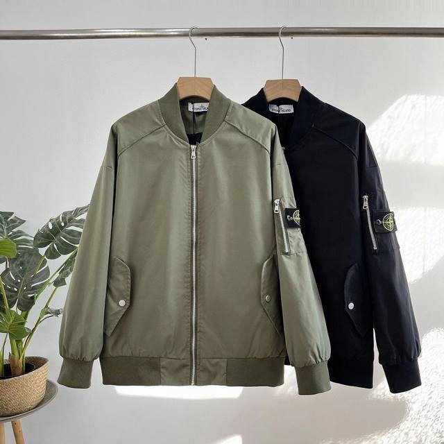 STONE ISLAND 石头岛 23ss飞行员夹克棒球服外套，男女同款，经典永不过时系列，秋季出现穿搭必备百搭单品 外层面料采用了加厚加密的锦纶斜纹面料，兼具