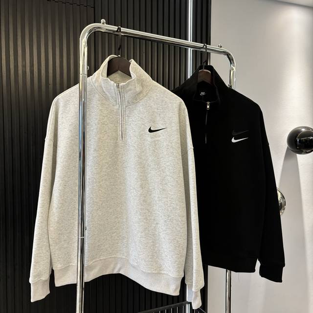 NIKE耐克高品质翻领半拉链卫衣 简单即高级~ 面料手感舒适细腻光滑 上身舒服 非常亲肤 质感十足 定制染色螺纹无任色差 整件都是双线重工缝纫工艺，精益求精 完