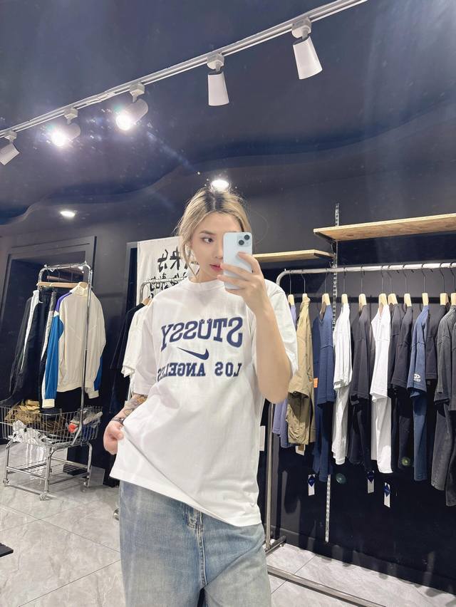 Nike x Stussy 联名款 Stussy LA店限定 字母Logo印花圆领短袖T恤 男女同款 原版打造 细节高控 -面料精选230g纯棉面料 手感柔软舒