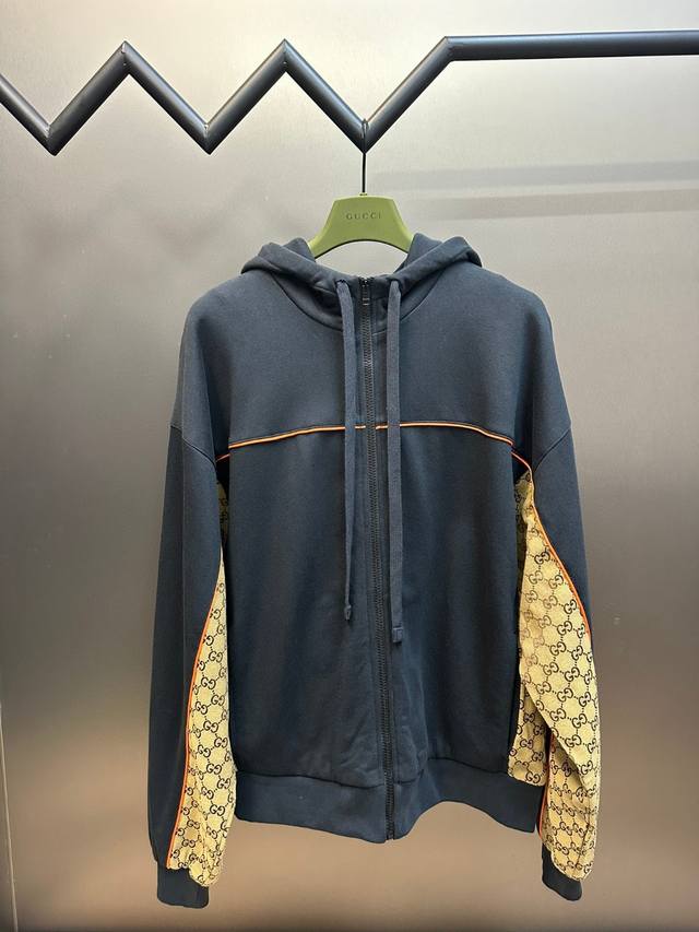 顶级版本 GUCCI 古驰24SS专柜新款针织棉拉链连帽外套 面料26S双纱+10S底纱，克重380g。 纯棉鱼鳞底面料是一种针织棉面料，其底面呈现出类似于鱼鳞