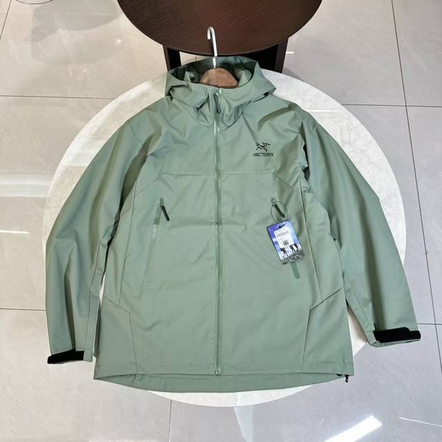 ARCTERYX 始祖鸟秋季冲锋衣连帽外套防风防雨户外休闲服 内里网布150D 透气性高，主要款式是袖子弯刀剪裁，比普通的上身更显格调，衣服剪裁立体，后衣长自带