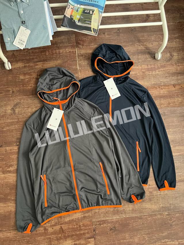 颜色：藏青，灰色 尺码：M到XXL lululemon秋季新款！户外综训系列！高效防晒透气网眼连帽外套！外贸单出口，性价比巨高！ 双面针织高弹速干网眼面料！亲肤