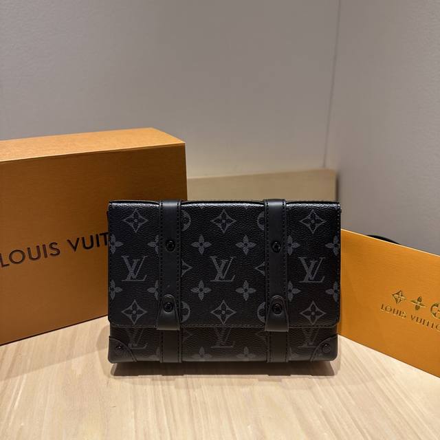 LOUIS VUITTON Mini Trunk 斜挎包 路易威登 Lv专柜最新款小号Trunk腰包斜挎包，顶级品质，随意比对，配专柜折叠礼盒包装。本款小巧长方