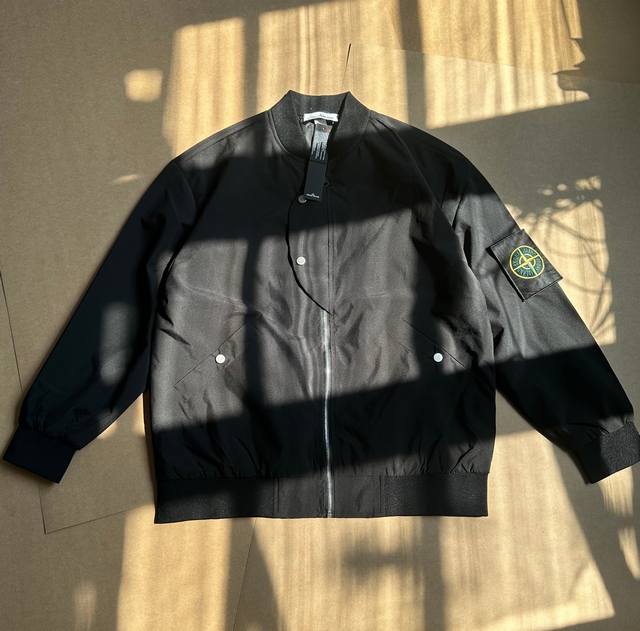 Stone Island 石头岛经典魔术贴袖标勋章飞行员机能棒球服外套，面料采用高品质防风防水优质冲锋衣面料 整天二本针走线 机能工装日系风十足 当季必备 非常