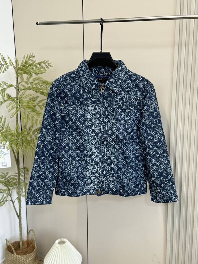 Louis Vuitton 路易威登 顶级版本经典老花满印牛仔夹克外套 尺码：S M L XL 颜色：蓝色 独家小爆款 吹爆这件完美牛仔外套，满满的高级感 融合