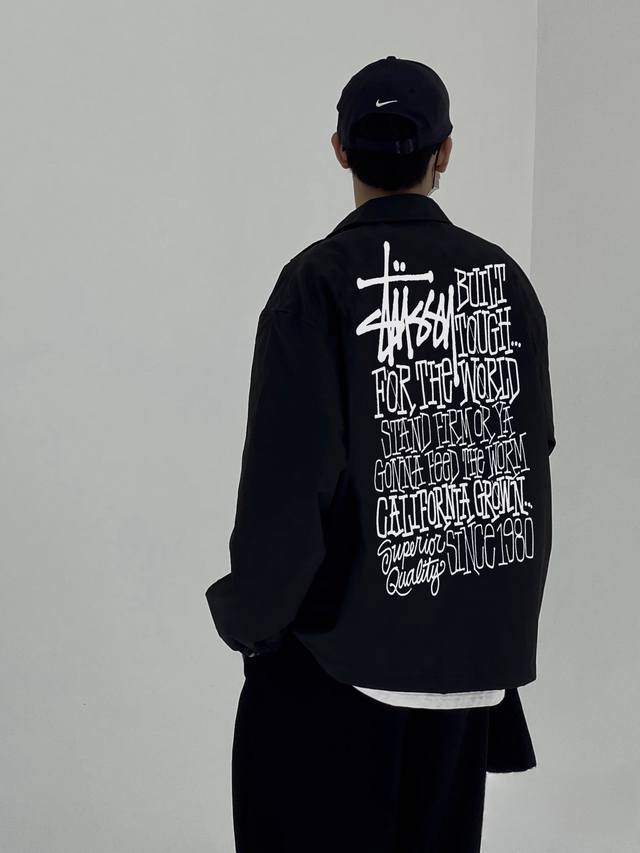 Stussy 斯图西24aw加州涂鸦印花教练夹克外套 斯图西秋季新款教练夹克外套推荐 翻领夹克宽松版型 袖口处增添按扣结合松紧调节 下摆松紧抽绳 原版三防面料