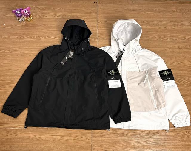 Stone Island 石头岛拼接隐藏拉链勋章机能户外冲锋衣外套 甄选品质 实拍可见 面料采用高品质防风防水优质冲锋衣面料 腋下拉链设计 整体的网眼内里 非常