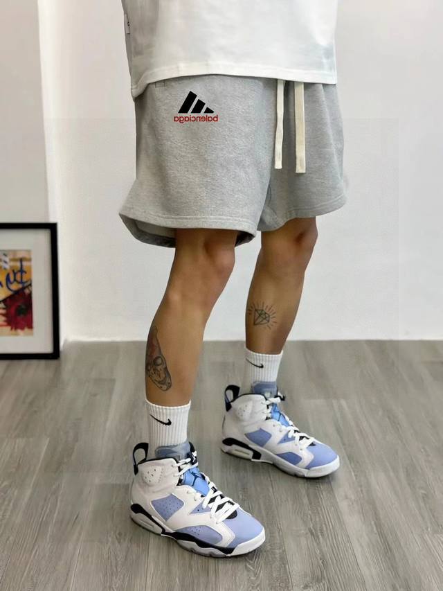 Balenciaga&Adidas巴黎世家&阿迪达斯联名款印花基础款男女情侣同款短裤 不要说你不喜欢这条裤子，简单的版型加上精致的贴布设计！就用两个字绝了！大牌