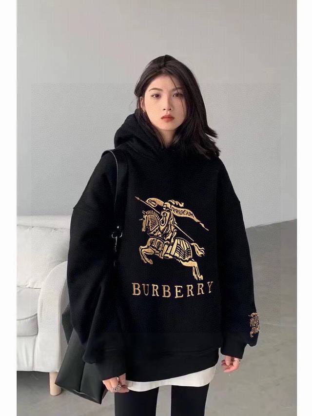 上新 2024秋季新款BURBERRY 巴宝莉战马经典刺绣复合面料大版卫衣 连帽外套 这款太爆了 面料定织定染了好久 原版对色出货 胸前浆料印花工艺 双层帽子上