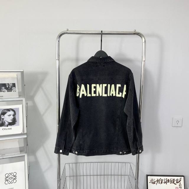 Balenciaga巴黎世家 23ss 后背涂鸦黄色胶带情侣款高品质牛仔外套夹克 牛仔界的顶级天花板！采用重工水洗牛仔面料舒适透气，经过多重工艺打造，整体颜色不