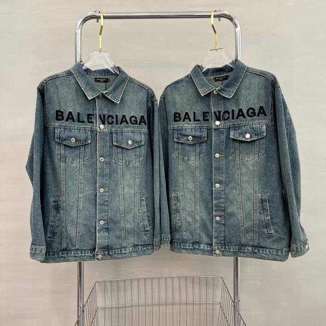 Balenciaga巴黎世家 新款胸前黑色刺绣字母logo高品质牛仔衣夹克 情侣款水洗复古蓝色牛仔外套 巴黎世家永远的神，真的太爱B家的牛仔外套了，设计感满满，