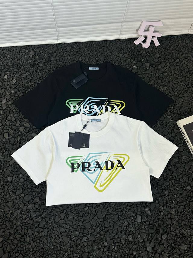 普拉达 Prada 24ss夏季新款三角标logo字母短袖T恤情侣款 - 热度款tee！潮男潮女必备单品！可随意穿搭！对色对位直喷工艺！图案呈现出来立体感效果非