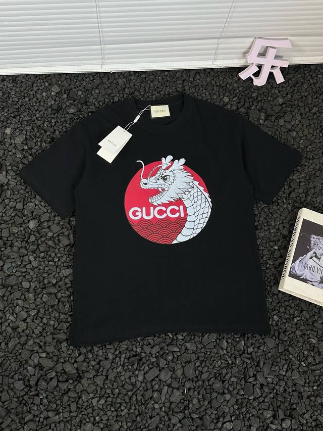 古驰 Gucci 24ss夏款龙年系列款印花短袖T恤情侣款 - 热度款tee！潮男潮女必备单品！可随意穿搭！对色对位直喷工艺！图案呈现出来立体感效果非常棒！区别