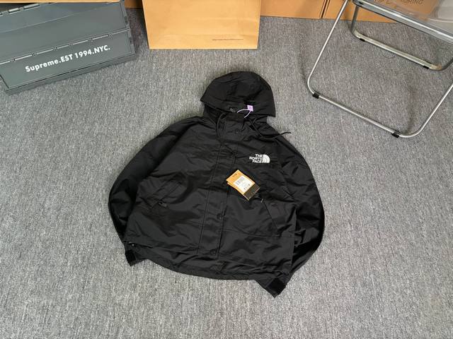 顶级版本 加包装礼盒+10 The North Face 北面短款冲锋衣顶级的品质不需要花里胡哨的文案，为防止同行盗图滥竽充数，请注意一下细节，如有对不上均是低