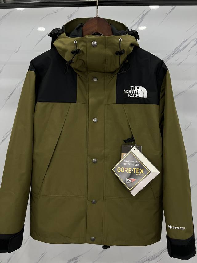 出厂价 颜色：军绿 TheNorthFace北面1990经典款户外防水冲锋衣登山夹克#代购级为了还原ZP的一切质感今年团队历经数月最终出货。所有辅料还原ZP，面