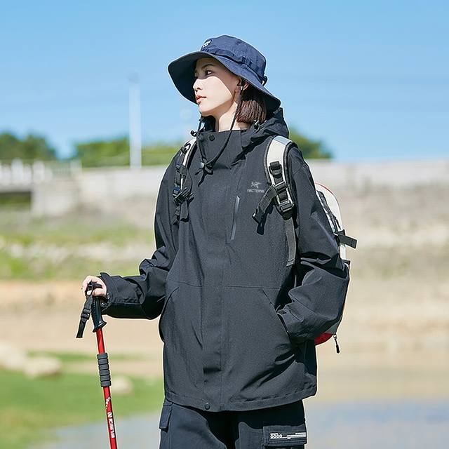 高版本 始祖鸟ARC‘TERYX 男女情侣款硬壳冲锋衣 户外 机能 防风 防水 冲锋衣外套 夹克 此款BetaLT夹克设计简洁而通用，可提供高山环境所需的性能。