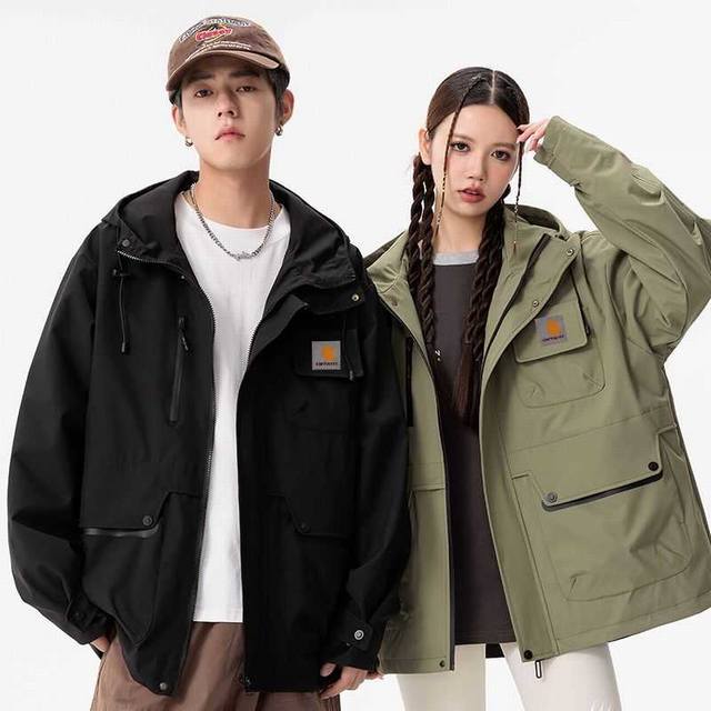 Carhartt 卡哈特秋季高品质山系重工情侣款工装连帽外套户外登山服防风防水防污三防夹克冲锋衣。 绝对高规货，性价比超高，上身也是非常帅的，整体走线采用了进口