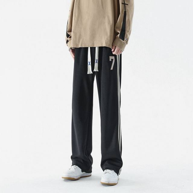 FEAR OF GOD FOG 7 初秋新款织带休闲直筒束脚卫裤。 休闲裤采用针织布做成，舒适透气 垂感拉满，简约的廓形宽松版型很是休闲百搭 撞色条纹织带设计丰