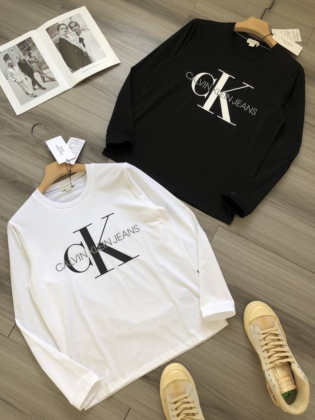 CK Jeans SS24 秋季新款 手臂小字母胸前叠印字母logo印花男女款圆领长袖打底衫T恤. 颜色：白色 黑色. 材质：原版定织棉纶面料. 辅料：三标齐.