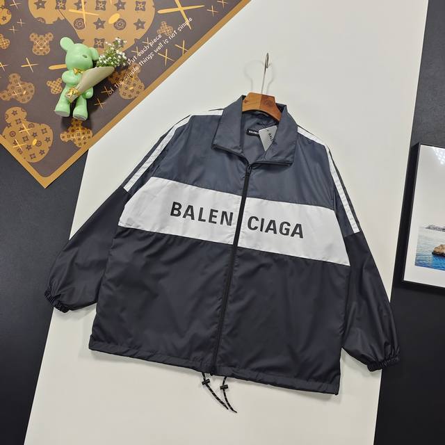 尺码46-52顶级复刻 Balenciaga 巴黎世家经典走秀款印花灰白拼接冲锋衣外套情侣款防晒衣外套 购入原版开模打造，全套定制辅料，细节决定成败 巴黎世家B