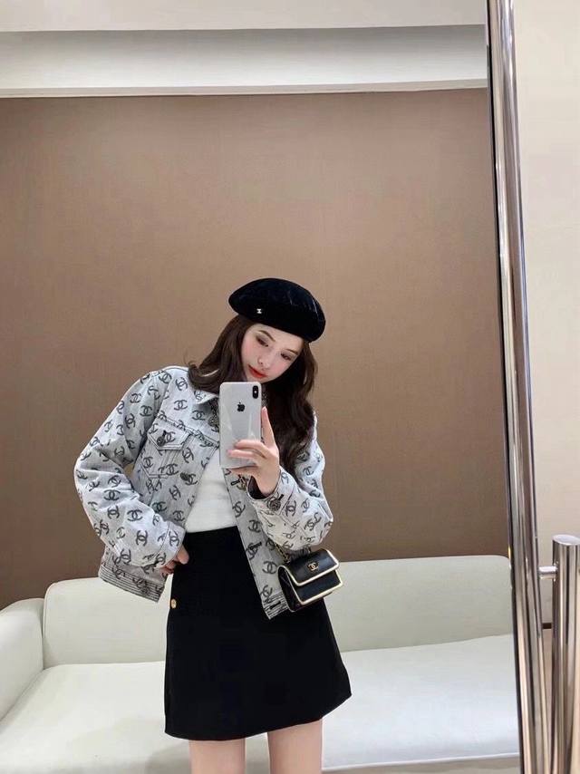 Chanel香奈儿小香双C满logo提花开模定制纽扣翻领长袖牛仔夹克外套 款号：24670507485 颜色：灰色 尺码：SML S码80-95斤 M码95-1