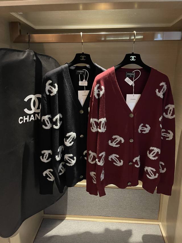 高版本 细节图 CHANEL 香奈儿 香香手工坊 限定双C毛衣外套 Chanel 毛衣开衫 富贵本贵 哈哈哈哈 bulingbuling银线提花质感饱满精致 完