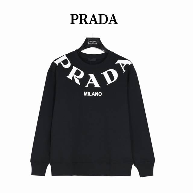 PRADA 普拉达 领口大logo标识印花棉质圆领卫衣 面料精选100%优质400g纯棉毛圈材质，柔软亲肤， 颜色是最最经典的黑白设计，真的很耐看， 领口大lo