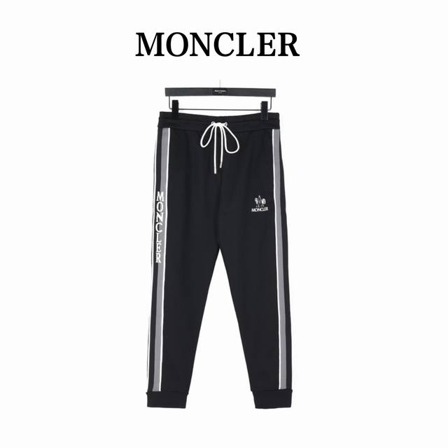 Moncler 蒙口 24Fw logo刺绣拼色织带休闲长裤 采用独家定制进口400g空气层面料 正面点缀蒙口微标刺绣，两侧拼色织带设计，彰显十足个性， 上身非