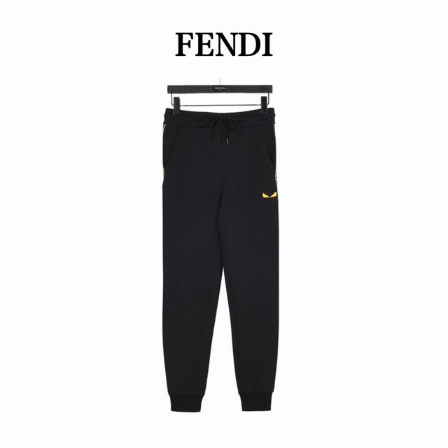 Fendi 芬迪 小眼镜刺绣双F织带卫裤 FD经典元素上身休闲舒适，衣身同色无色差，工费昂贵。 前口袋脚处犀利小眼睛刺绣+亮色双F织带搭配，非常醒目吸睛， 内里