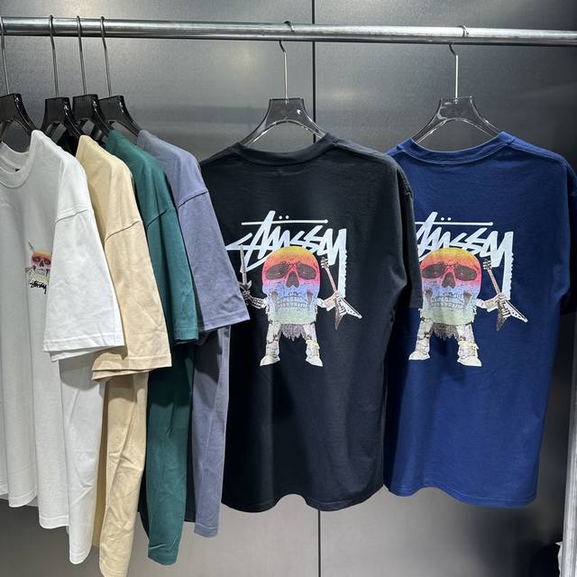 斯图西Stussy x 骷髅头背面图案字母印花 双纱短袖T恤 独一高质量版本完美细节，圆筒版型Tee两侧面不带缝线，正确版本与正品相同，区别市场通货。 颜色：黑