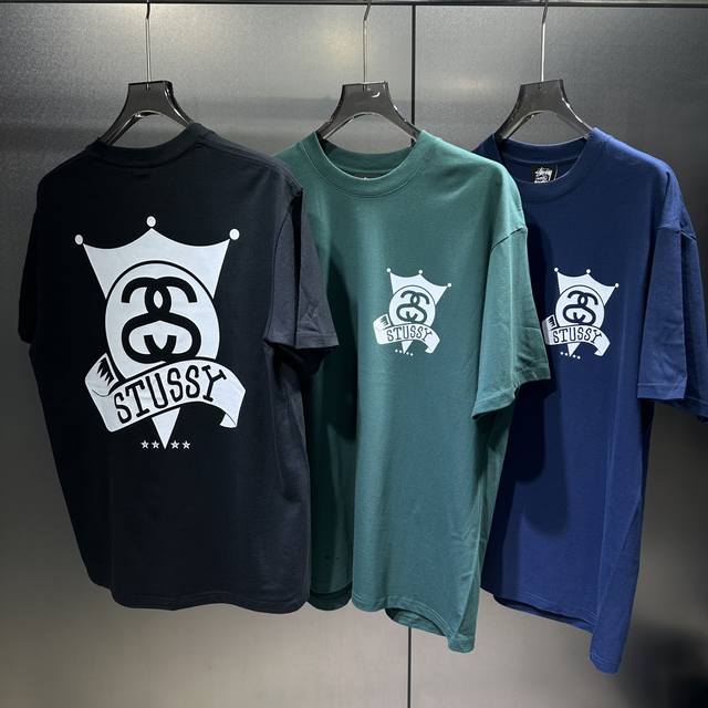 斯图西Stussy x 皇冠LOGO背面图案字母印花 双纱短袖T恤 独一高质量版本完美细节，圆筒版型Tee两侧面不带缝线，正确版本与正品相同，区别市场通货。 颜