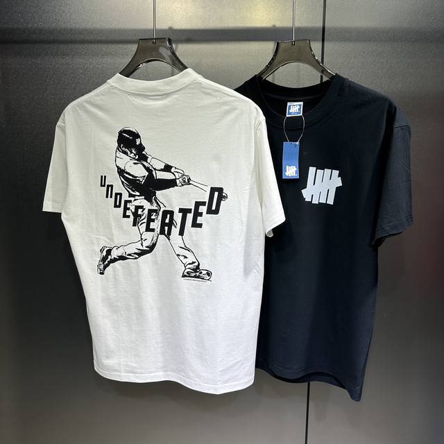 五道杠UNDEFEATED x 棒球元素图案字母印花短袖T恤 独一高质量版本完美细节 圆筒Tee两侧面不带缝线，正确版本与正品相同。区别市场通货 颜色：黑色、白