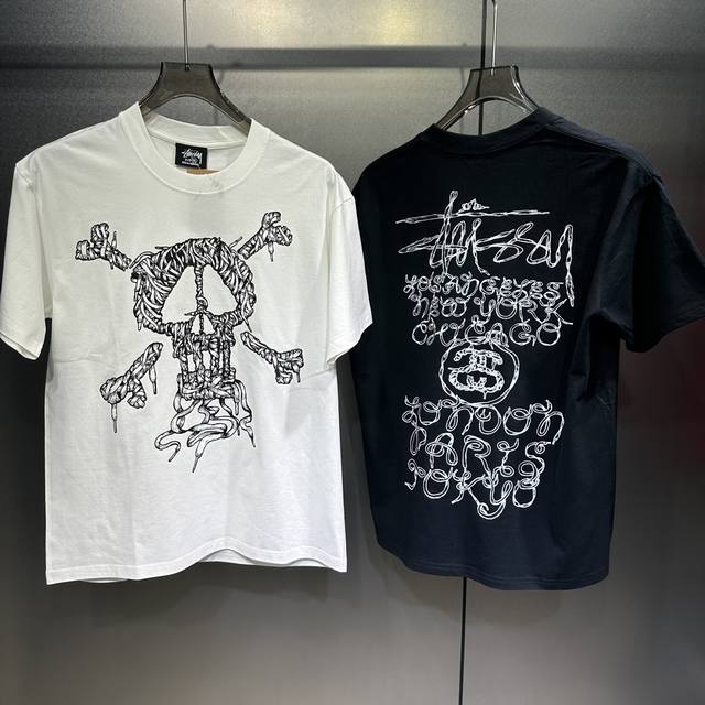 斯图西Stussy x 骷髅头图案字母印花 245克双纱短袖T恤 独一高质量版本完美细节，圆筒版型Tee两侧面不带缝线，正确版本与正品相同，区别市场通货。 颜色