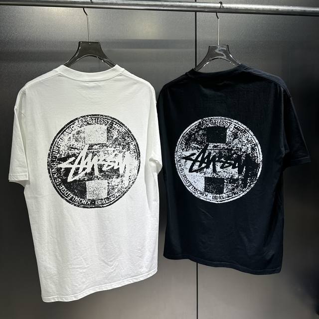 斯图西Stussy x 后背圆形邮票图案印花 双纱短袖T恤 独一高质量版本完美细节，圆筒版型Tee两侧面不带缝线，正确版本与正品相同，区别市场通货。 颜色：黑色