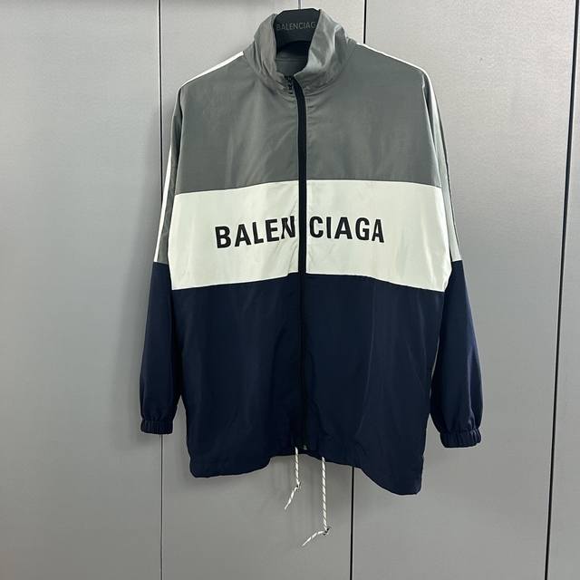 BALENCIAGA 巴黎世家 早秋新款经典三色拼接，这个颜色也是高级又耐看，此款是我们目前能够遇到的系列当中品质与款式最好的，也是配色最独特的功能性及实穿性最