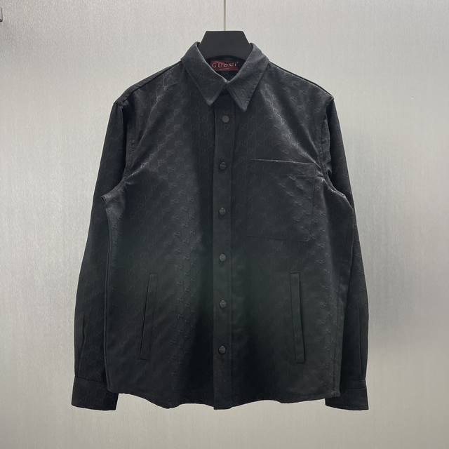 GU 黑色夹克以GG帆布夹克 Size : S-XL 90年代元素仍然与品牌的美学理念密不可分，无缝融合现代元素，打造出风格更迭又隽永经典的魅力。在这款单品中，