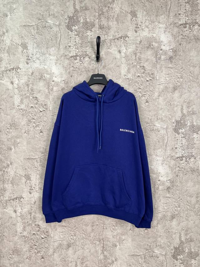 巴黎世家 Balenciaga 前后字母印花连体帽卫衣 蓝色 男女同款 尺码表：XS. S. M. L 印花：印花材料采用安全环保无毒婴儿认证的材料；印花轮廓清