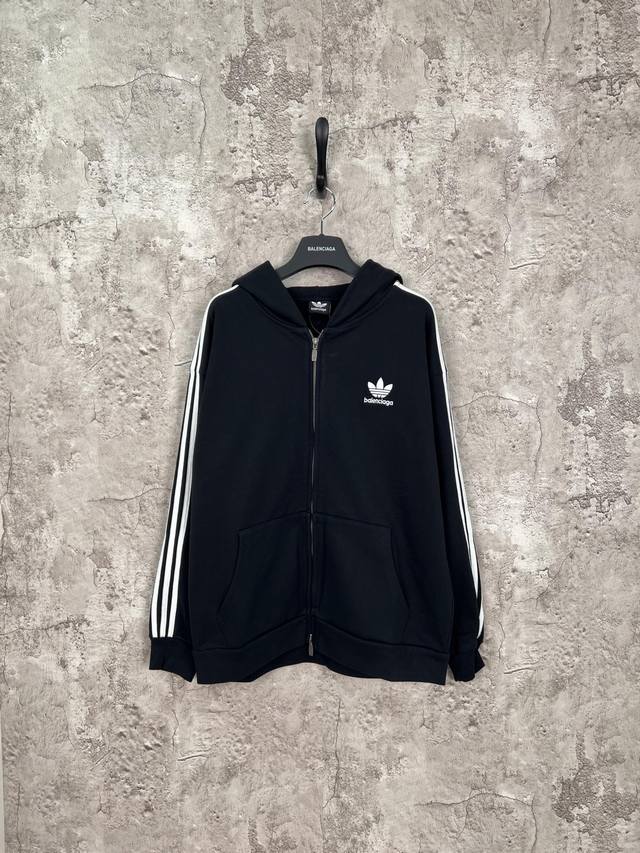 Balenciaga巴黎世家 x adidas联名款Logo刺绣拉链连帽卫衣 黑色 男女同款 尺码：XS. S. M. L 刺绣：直线挺直，曲线圆顺；针迹整齐，