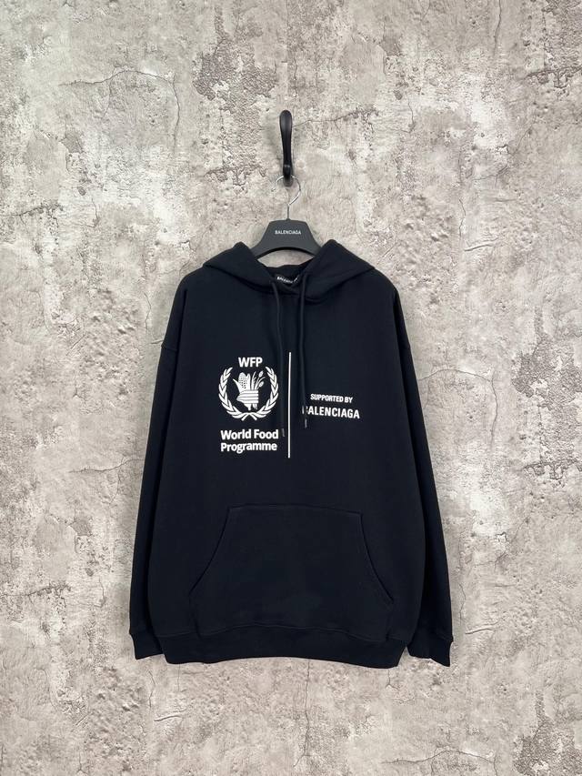 巴黎世家 Balenciaga x WFP联名款 世界粮食属 连体帽卫衣 黑色 男女同款 尺码表：XS. S. M. L 印花：印花材料采用安全环保无毒婴儿认证