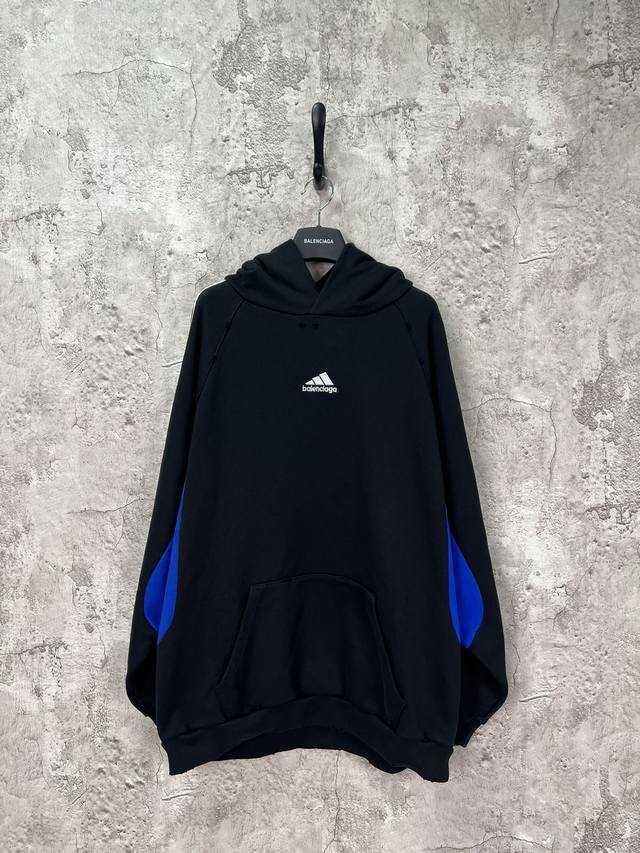 Balenciaga巴黎世家 x adidas originals阿迪联名款Logo刺绣连帽卫衣 黑色 男女同款 尺码：XS. S. M. L 刺绣：直线挺直，