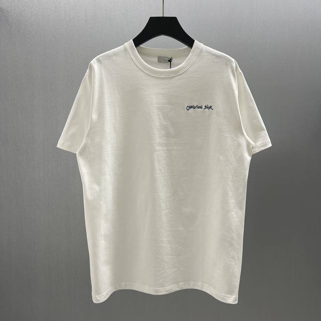 CD标志小刺绣白T Size : S-XL 这款T恤是二零二四冬季男装系列新品，展现 Christian Dior Tag 标志刺绣，以时尚风范重新诠释 Dio