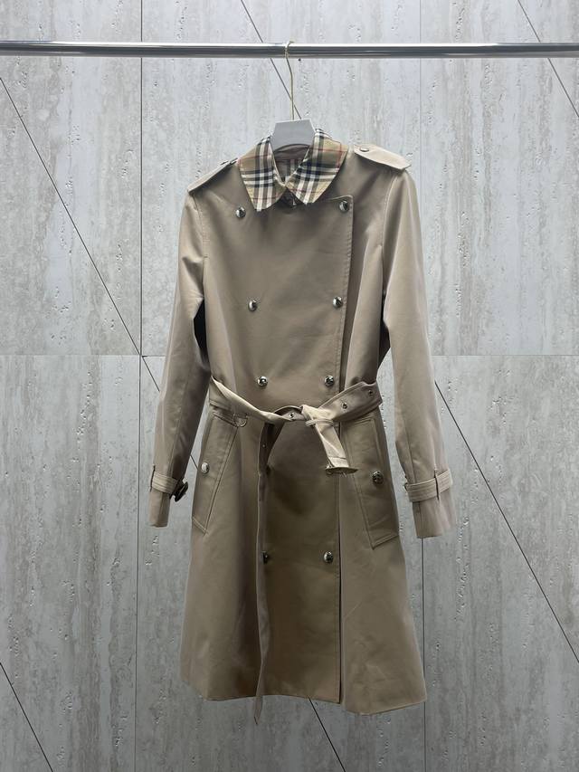 女款 BURBERRY 中长款系列 #81022 蜂蜜色跟ZP定制珠光面料一样，在灯光下会有2种颜色！类似珍珠的光华！面料内外防水，手感细腻踏实！真正天然牛角扣