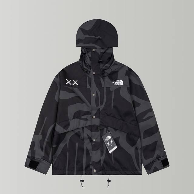 高版本户外冲锋衣THE NORTH FACE x XX KAWS 联名款 FW22 迷彩连帽休闲冲锋衣外套 宽松潮流高街百搭 情侣款 必入 男女同款 DRYVE